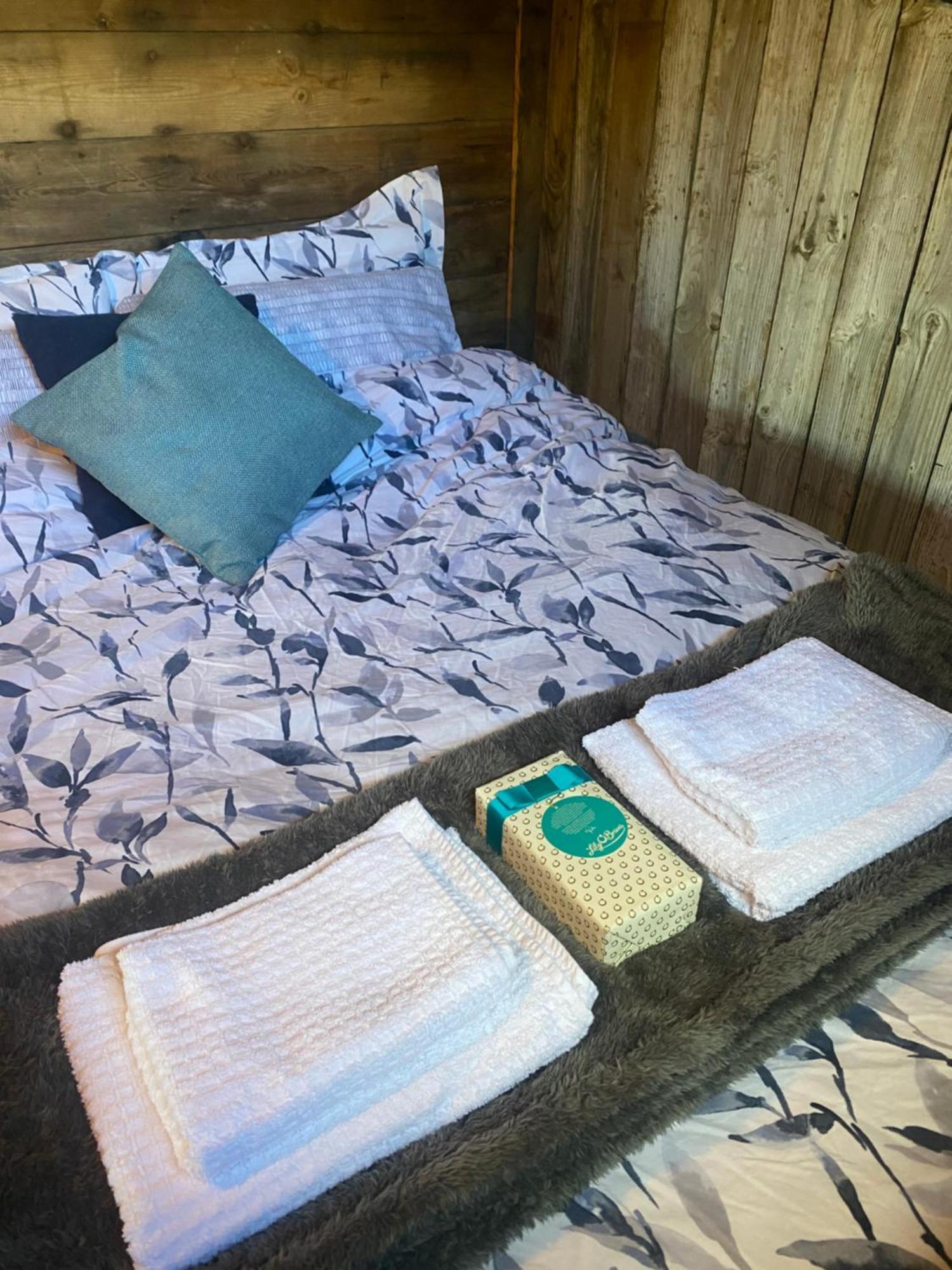 Swallowfield Glamping-Station Master ヨービル エクステリア 写真